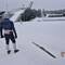 Einfach mal das norwegische Jugendbiathlonteam beim Training unterbrechen und ihnen die Ski klauen!