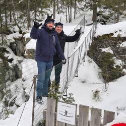 Beweisfoto: Hang Loose auf der Hängebrücke (loose?!)