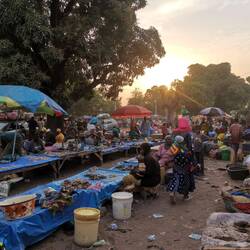 Hier wird alles verkauft: Fisch, Gemüse, Kleidung, Brot, etwas Obst, Alltagsgegenstände...