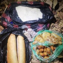 Mein Einkauf vom Markt: Unten rechts gebratener Maniok, Bananen und Teigknödel