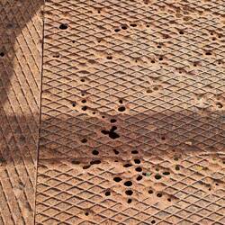 Loch an Loch und hält doch