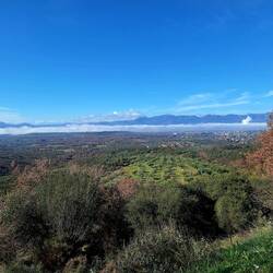 Eine Dunstglocke hängt über dem Tal