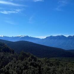 Schnee auf den Berggipfeln