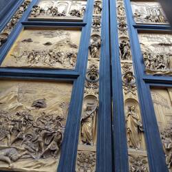 Ein Portal des Baptisteriums