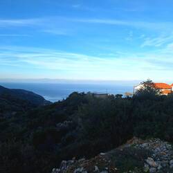 Blick über die Kirche auf den Argolischen Golf