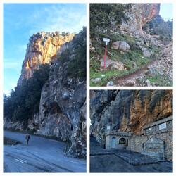 Zugang zum Kloster, oben rechts: Wanderweg nach Kosmas