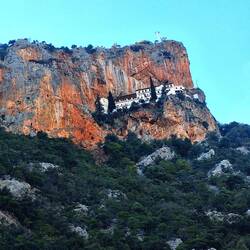 Blick zurück auf das Kloster im Felsen