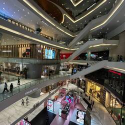 Da könne die Deutschen noch was lernen. Das nenne ich Shopping Mall. Ist schon fast ne eigene Stadt