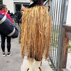Eine Hirte in der alten Uniform, Regenschutz aus Baumrinde