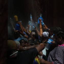 ...und später in den Flaschen und Kanistern zurückgetragen