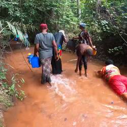 Die Ersten legen sich ins heilige Wasser