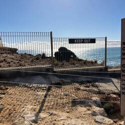 Robe Obelisk hinter Gittern