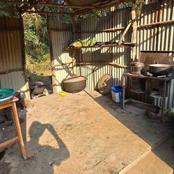 Die Küche. Es gibt zwar einen Gasherd, aber die Köchin kocht lieber auf dem Feuer