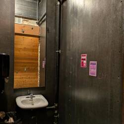 moderne Toilette im Brickhouse