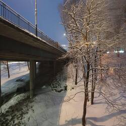 Das Hotel hat einen Super Ausblick UNTER eine Brücke! Hatten wir auch noch nicht...
