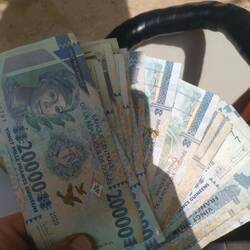 Hebt man sich hier 50 € ab, hat man schon fast eine halbe Million Guinea-Franc (Kurs: 1:9000)