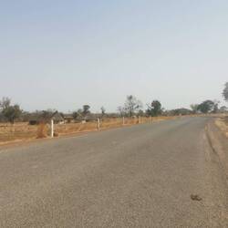 So sieht die Strecke den Rest des Tages aus: Viel Savanne und gelegentlich ein kleines Dorf