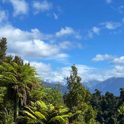 Die ersten Schneegipfel im Hintergrund