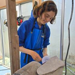 Hannah beim Polieren ihres Jade💚