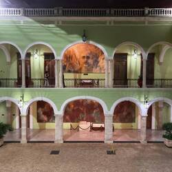 Gouverneurspalast mit spannender Kunst.