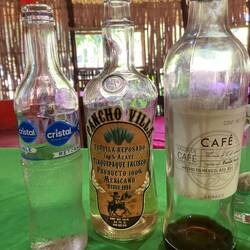 3/4 Tequila, 1/4 Kaffeelikör und ein paar Tropfen Wasser.