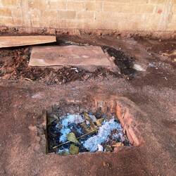 Erdofen, da wurde unser Mittag drin zubereitet.