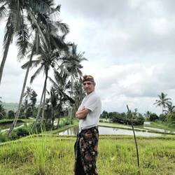 In Sarong und Udeng . Es ist traditionell balinesisch 😊