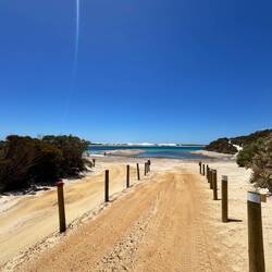 Schön ordentliche Strandeinfahrt: keep left!