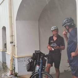Unser einziger Zeitpunkt mit Regen, 2km vorm Ziel. zum Glück nur zehn Minuten.