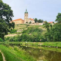 Blick auf das Schloss Melnik, kurz vor der Mündung der Moldau in die Elbe