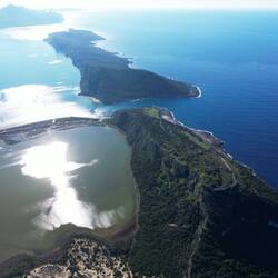 Auf dem Berg liegt das Schloß und da ist auch die Höhle zu finden