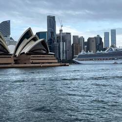 Ein Kreuzfahrtschiff räkelt sich gegenüber der Oper