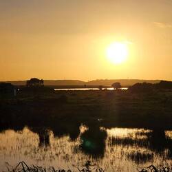Sonnenuntergang über den Salzfeldern von Castro Marim
