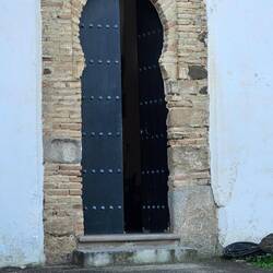 Ein Seiten Portal der Kirche