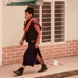 Frauen und Männer, tragen leuchtend blaue Röcke und bunte Ponchos