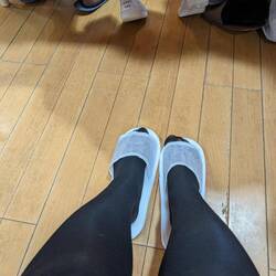 Même si on est sapés, on doit se déplacer en chaussons... La classe