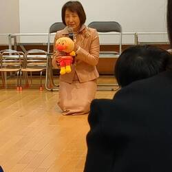 La directrice qui nous accueille avec Anpanman et la chanson Anpanman