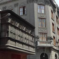 Geschlossenen Balkone der Kollonialzeit. Man konnte die Nachbarn beobachten ohne selbst aufzufallen.