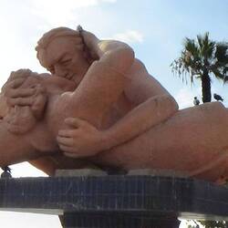 Wer sich unter diesem Kunstwerk küsst soll für immer verbunden sein.