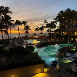 Auf dem Weg in die Hotelbar 🥂 Bildmitte hinten