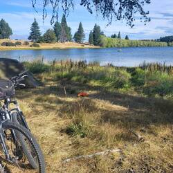 Unser Schlafplatz. Sieht friedlich aus, war er aber nicht. Grüße gehen raus an den Wind!