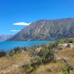 Hier schlängelte sich der Schotterweg am schönen Lake Ohau entlang