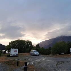 Verregneter Morgen am Camping, aber ein bisschen Sonne drückt schon durch