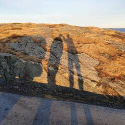 Wer genau hinschaut sieht, dass Ronny der Ohrenschmalz entfernt wird.