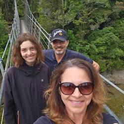 Auf der Pororari River Swing Bridge: Tagesziel erreicht 🤗