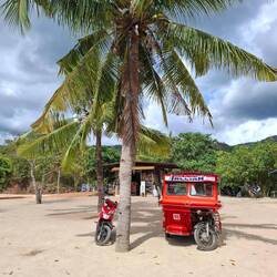 Links unser Scooter, rechts die typischen Taxi-TukTuks