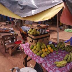 Ein Obststand in Kounsitel - ich muss auf die Verkäuferin warten