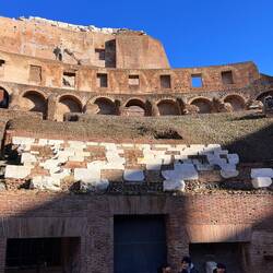 auf den weißen Marmor sitzen, saßen immer die Cesaren und andere wichtige Leute