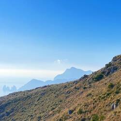 Im Hintergrund ist Capri