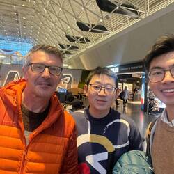 Yushong et Zhipeng des colocataires de dortoir d'il y a 4 jours et retrouvés à l'aéroport